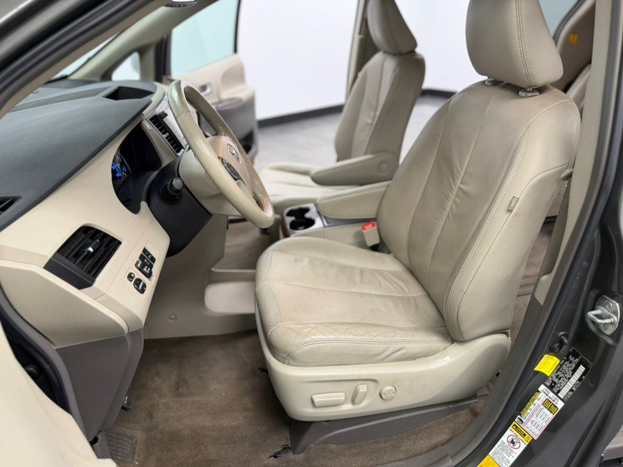 Used 2011 Toyota Sienna XLE w/ Premium Pkg AWD/4WD image 32