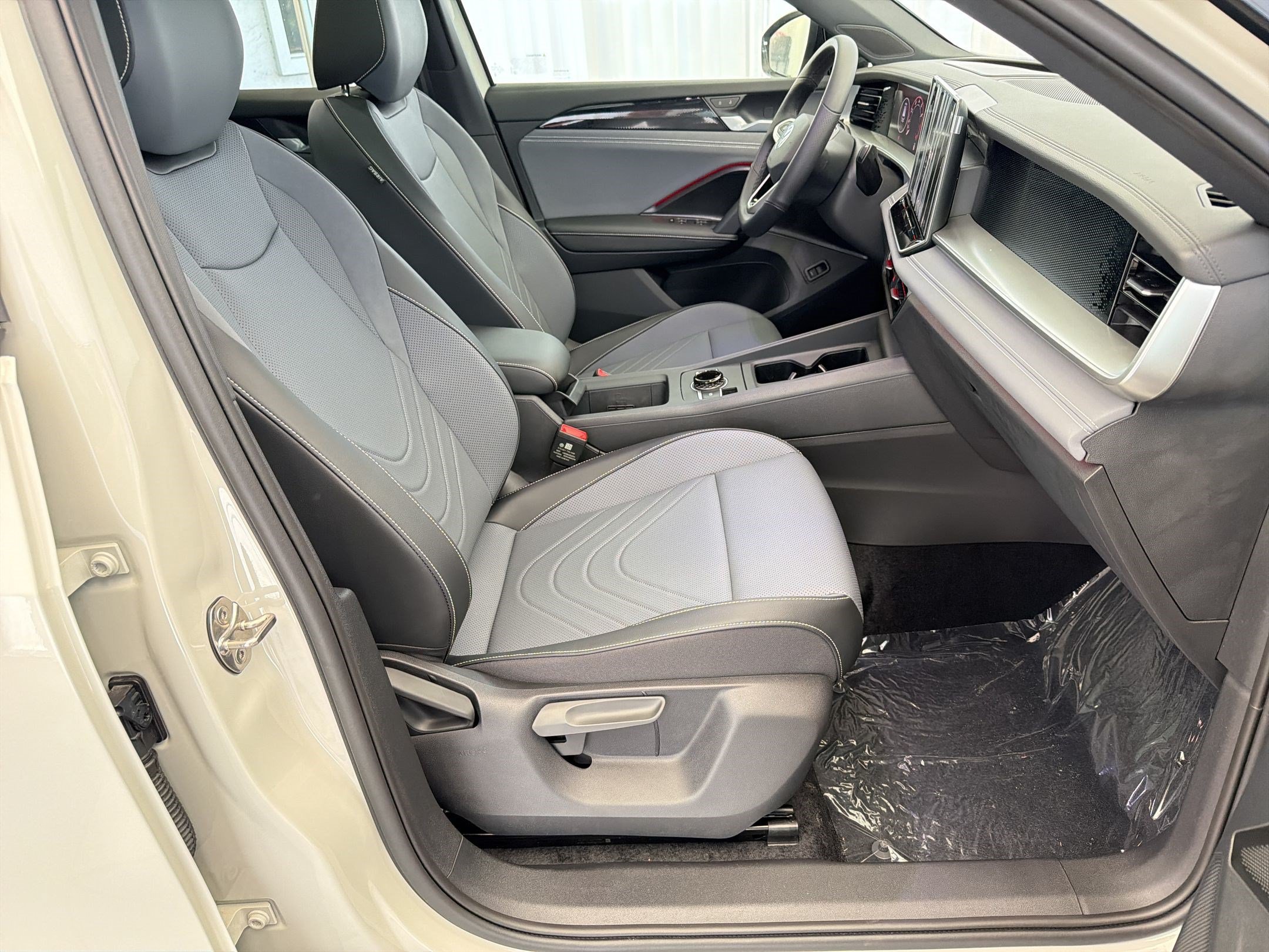 New 2026 Volkswagen Tiguan SE R-Line FWD image 30