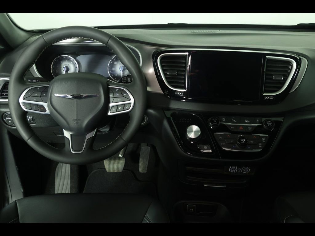Used 2025 Chrysler Pacifica Select image 16