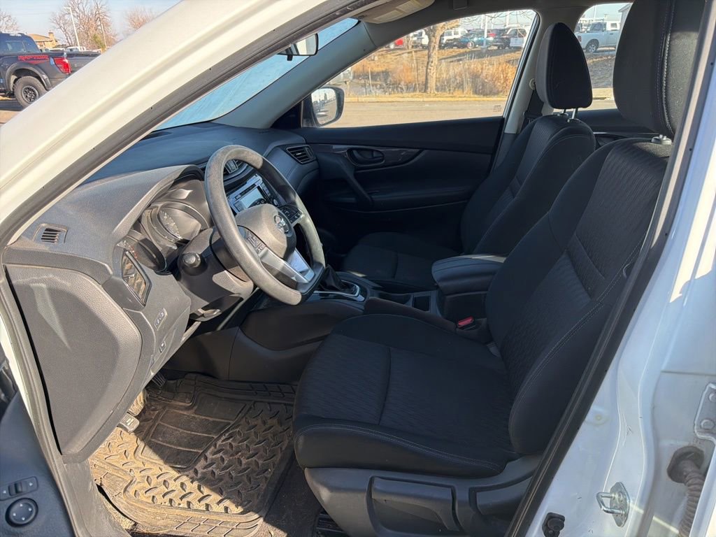 Used 2019 Nissan Rogue S image 2