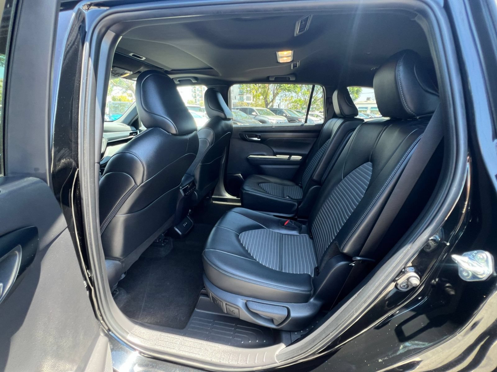 Used 2025 Toyota Highlander XSE AWD/4WD image 29