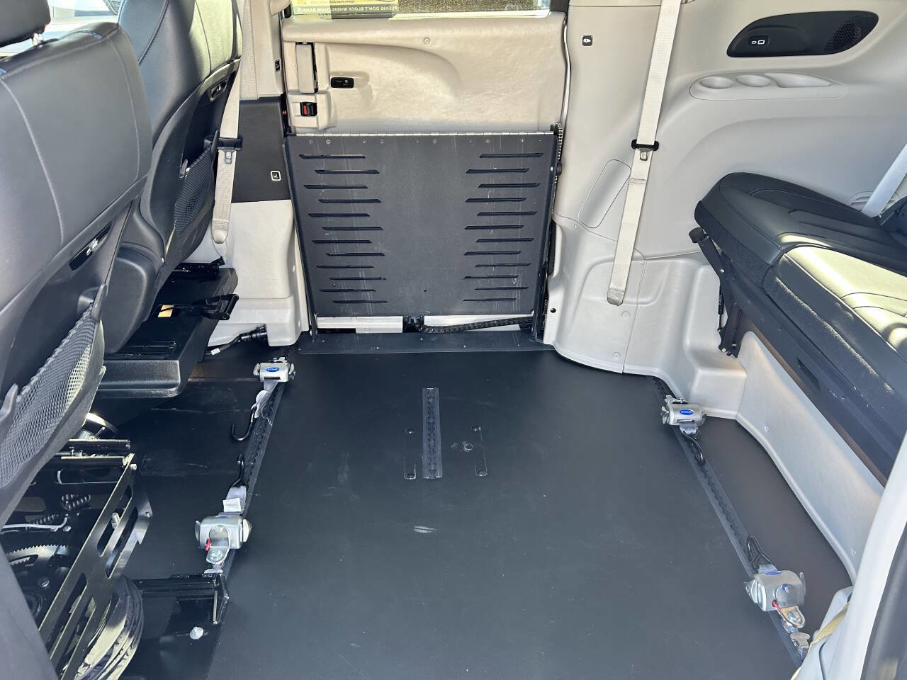 Used 2021 Chrysler Pacifica Touring-L w/ Premium & Safety Sphere Group image 21