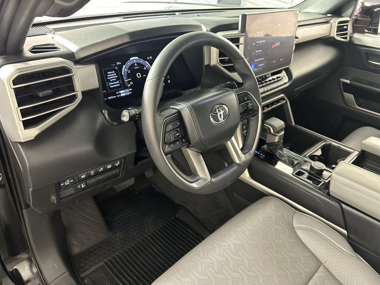 Used 2025 Toyota Tundra Limited AWD/4WD image 12
