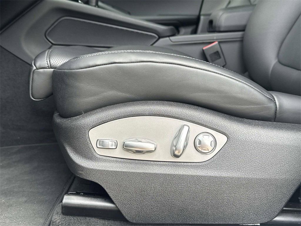 Certified 2025 Porsche Macan Turbo image 14