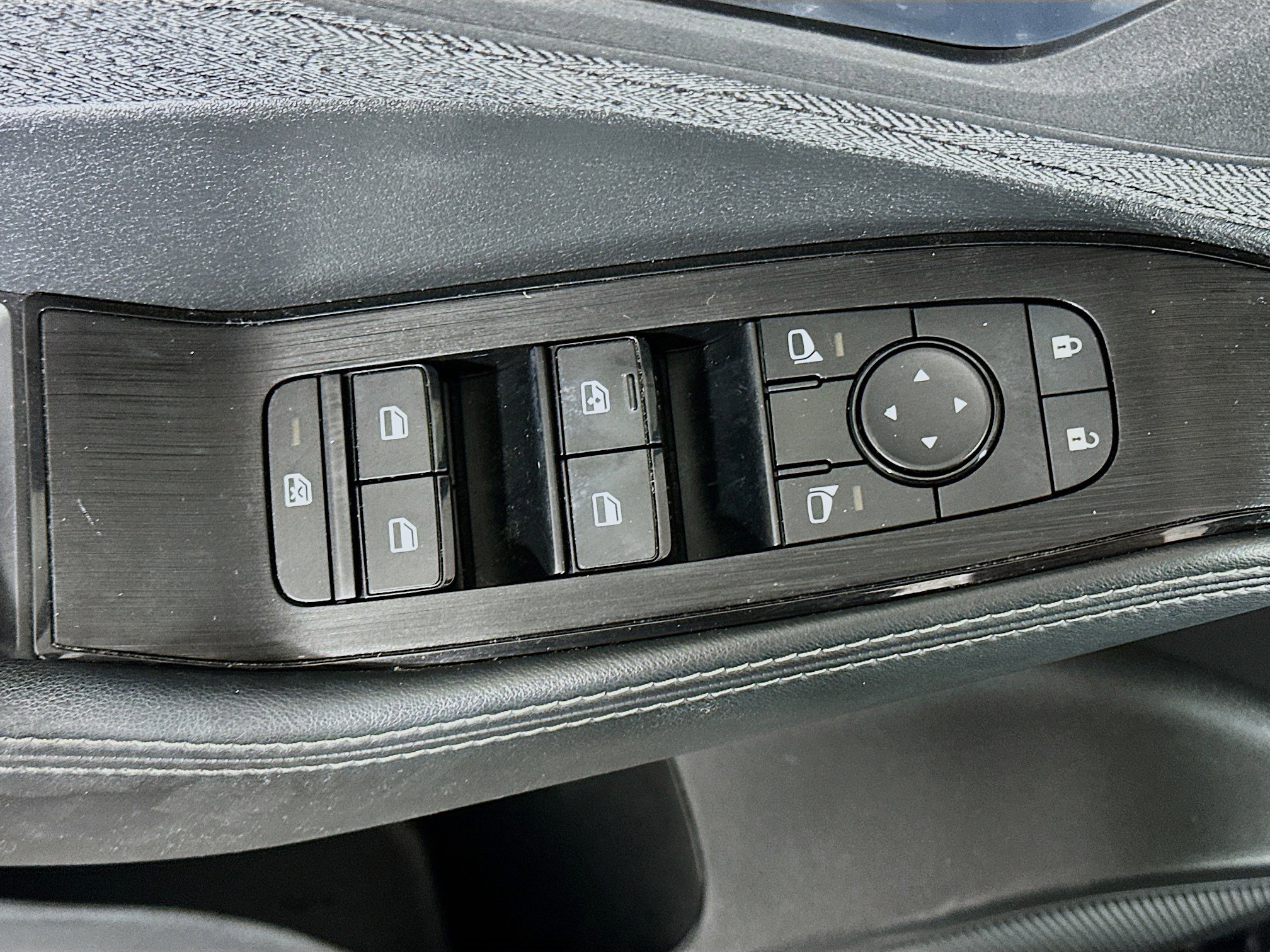 Used 2023 Nissan Rogue SV image 15
