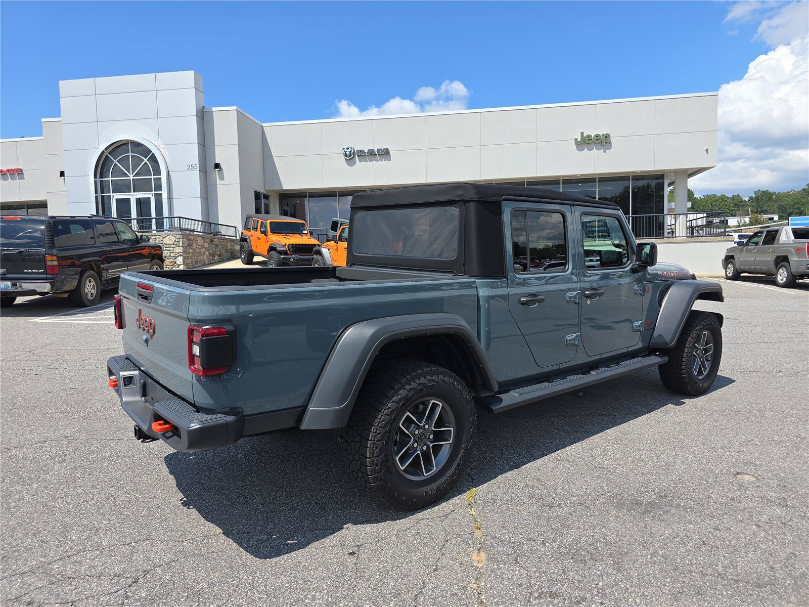 Used 2024 Jeep Gladiator Mojave w/ Technology Group AWD/4WD image 2