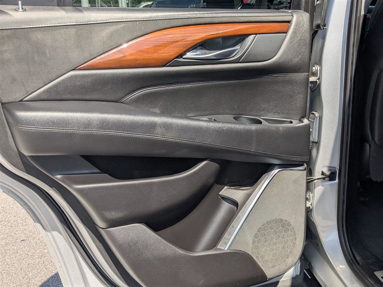 Used 2017 Cadillac Escalade Luxury AWD/4WD image 29