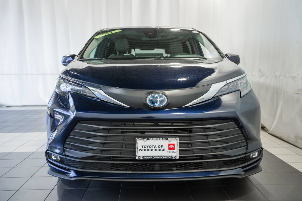 Used 2025 Toyota Sienna XLE FWD image 2