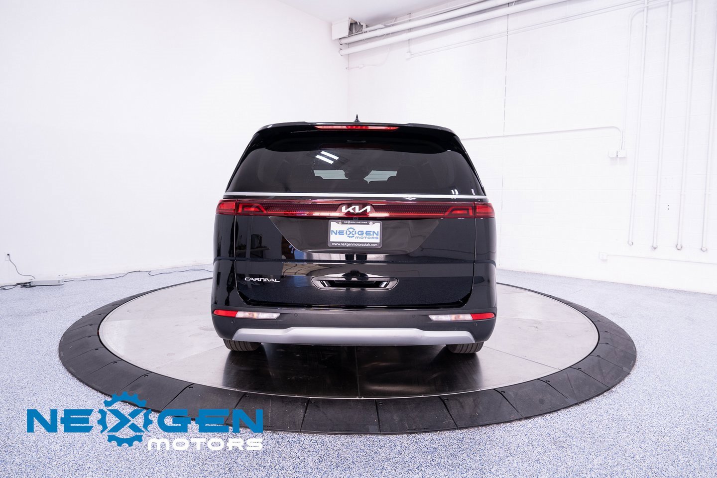 Used 2024 Kia Carnival EX image 32