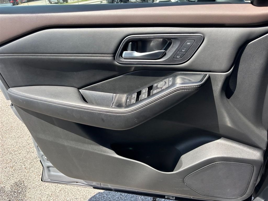 Used 2023 Nissan Rogue SL AWD/4WD image 12
