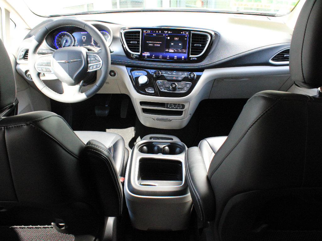 Used 2023 Chrysler Pacifica Touring-L AWD/4WD image 19