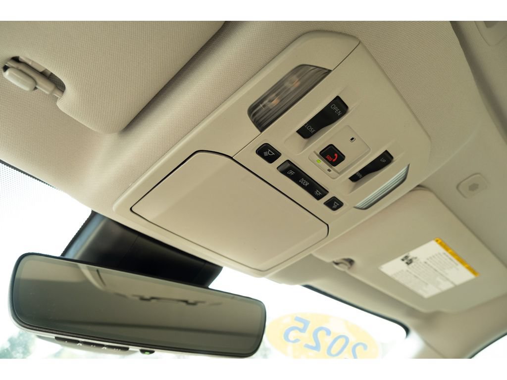 Used 2025 Toyota Highlander XLE FWD image 33