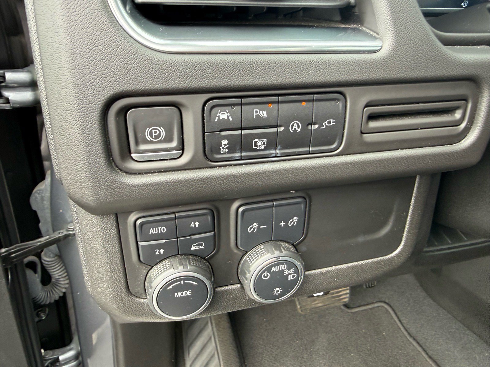 Used 2022 Chevrolet Tahoe LT w/ LT Signature Plus Package AWD/4WD image 22