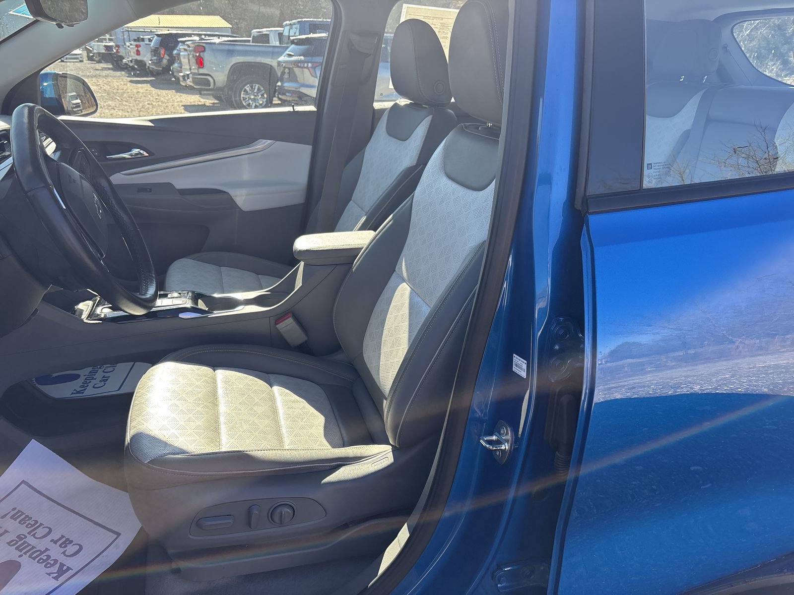 Used 2022 Chevrolet Bolt EUV Premier w/ Sun & Sound Package FWD image 11