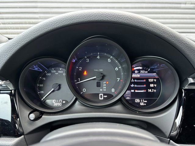 Used 2025 Porsche Macan AWD/4WD image 17