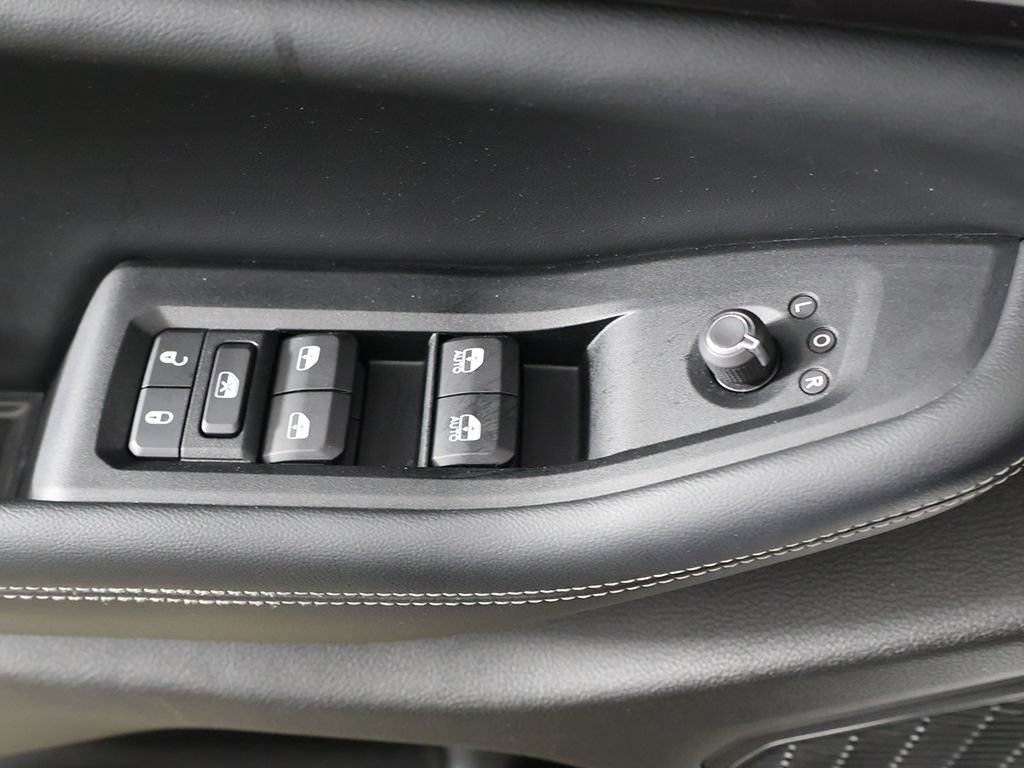 Used 2023 Jeep Grand Cherokee Laredo AWD/4WD image 34