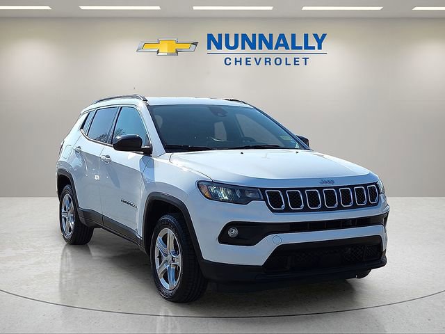 Used 2024 Jeep Compass Latitude AWD/4WD image 2