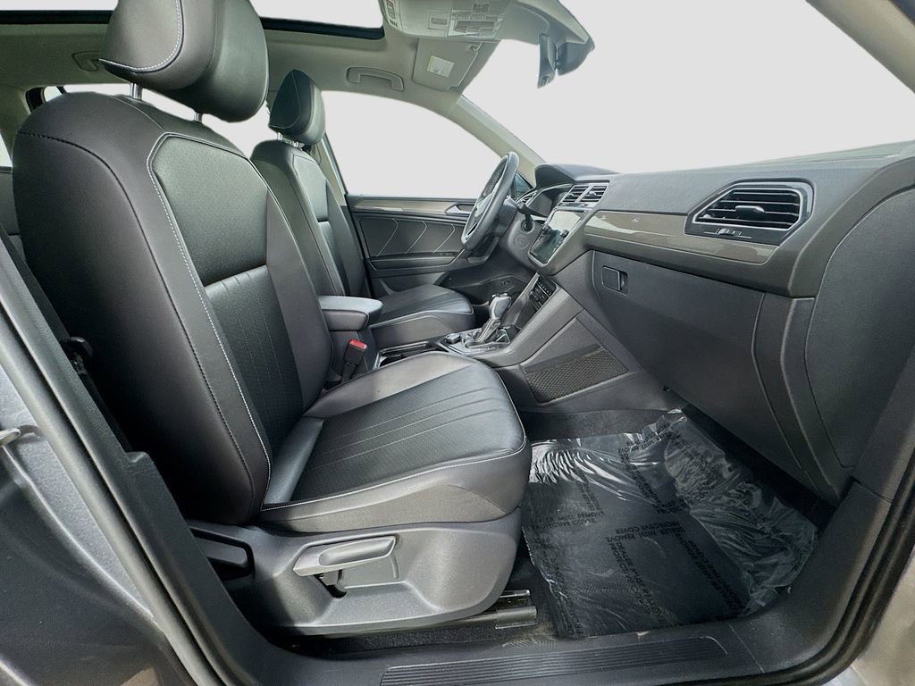 Used 2022 Volkswagen Tiguan SE w/ Panoramic Sunroof Package AWD/4WD image 34