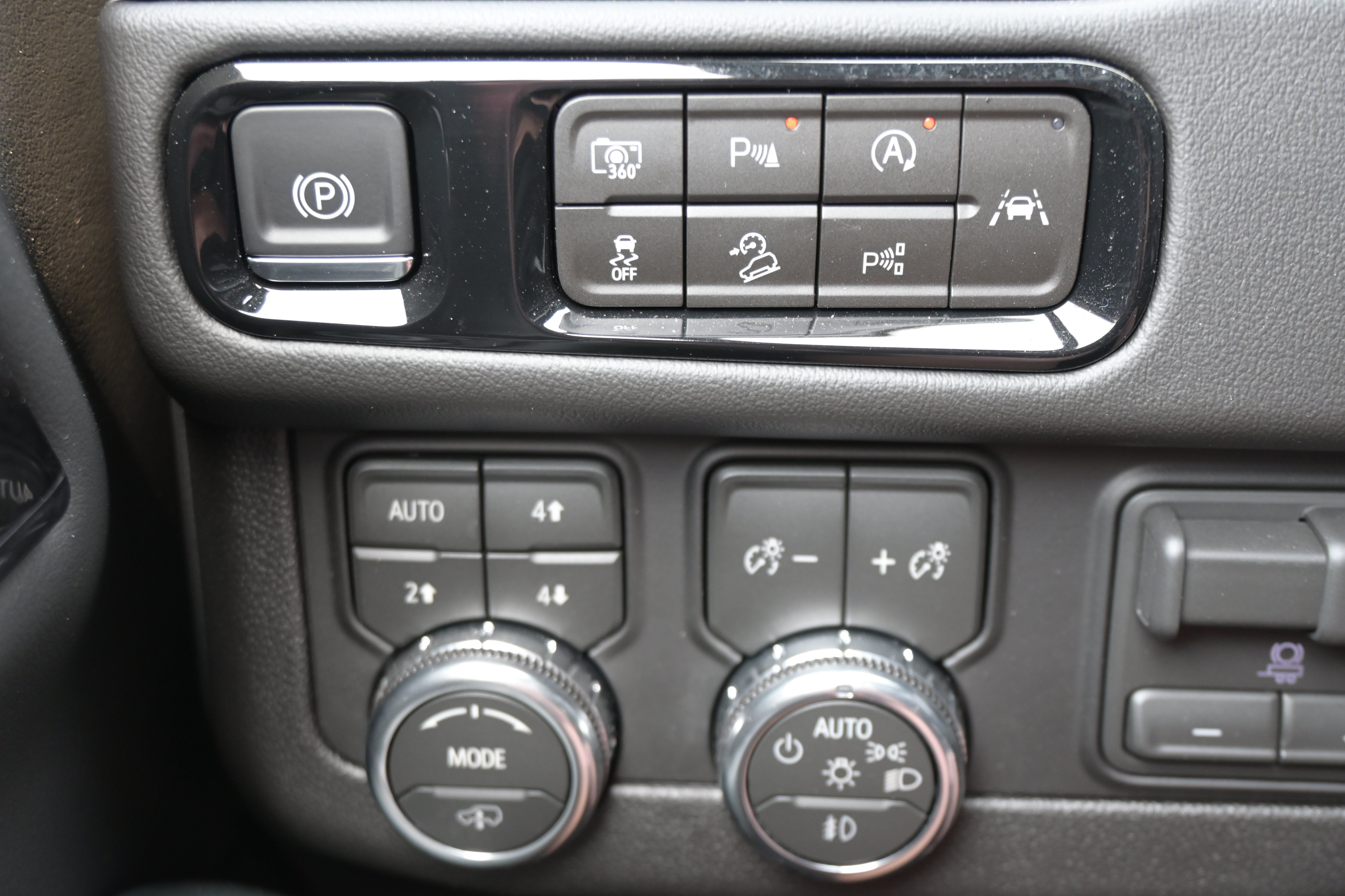 Used 2026 GMC Yukon AT4 w/ AT4 Premium Plus Package AWD/4WD image 29