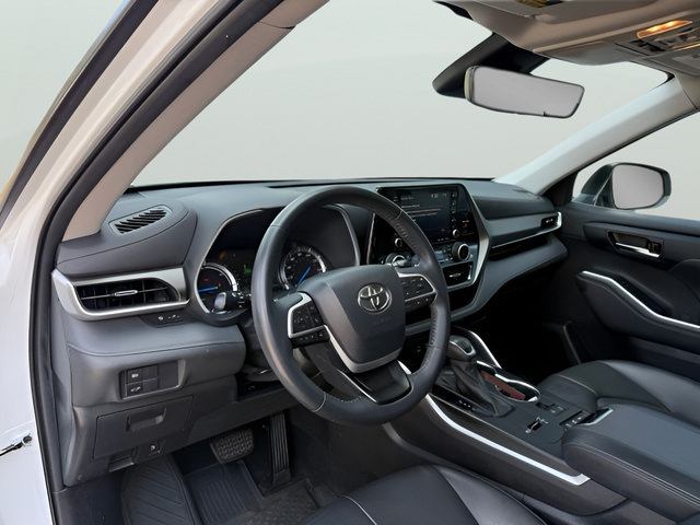 Used 2022 Toyota Highlander XLE AWD/4WD image 15