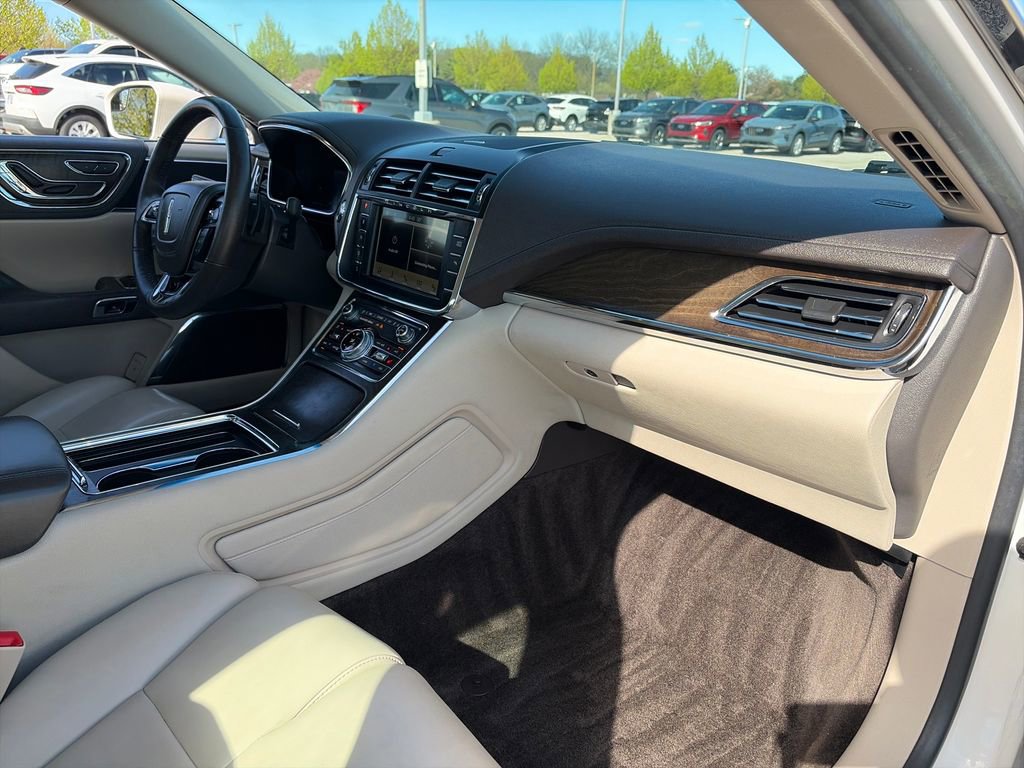 Used 2017 Lincoln Continental Premiere FWD image 11