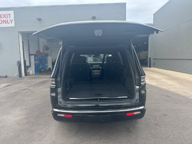 Used 2022 Jeep Grand Wagoneer Series III w/ Rear Seat Video Group 1 AWD/4WD image 28