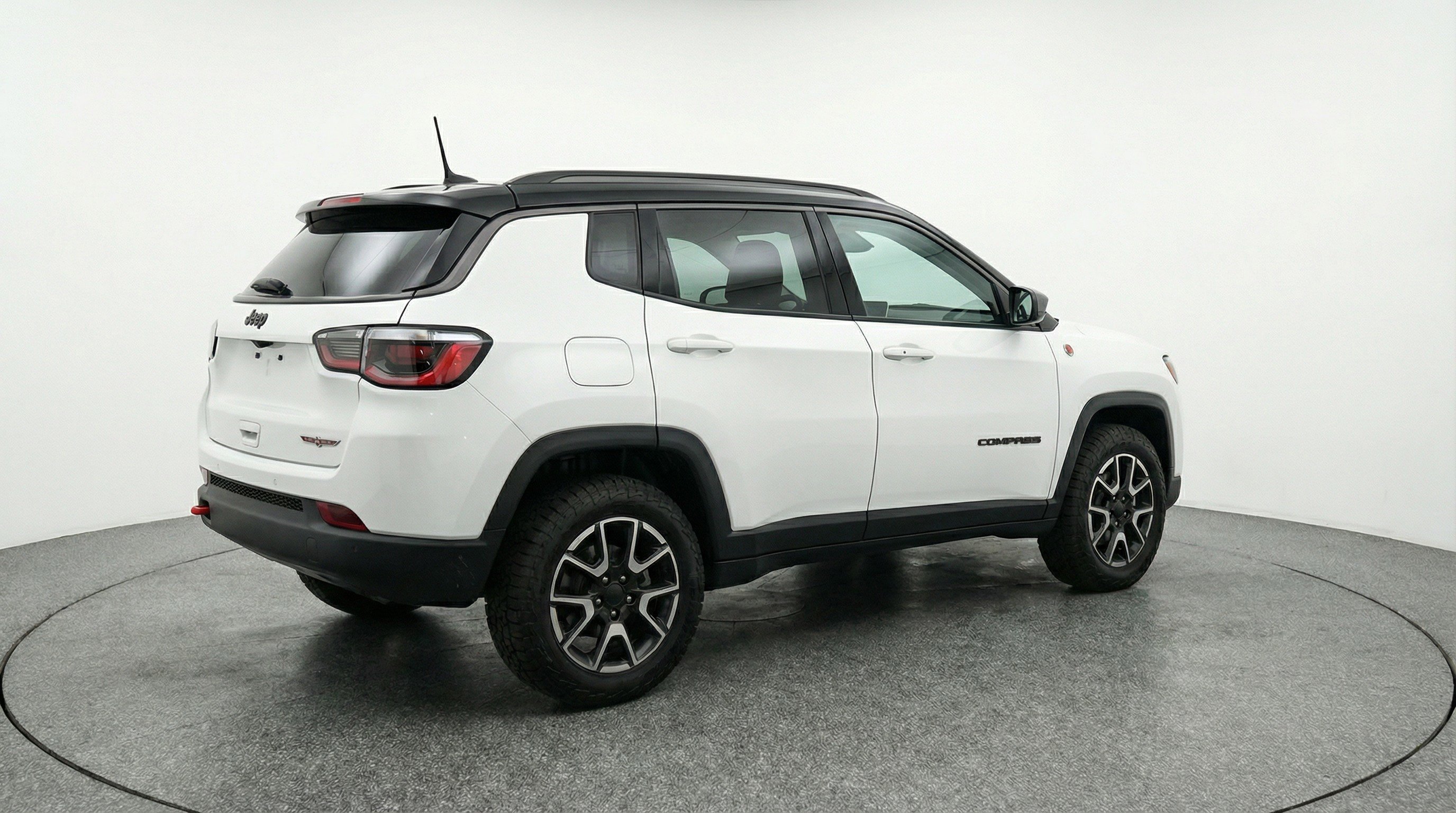 Used 2025 Jeep Compass Trailhawk AWD/4WD image 9