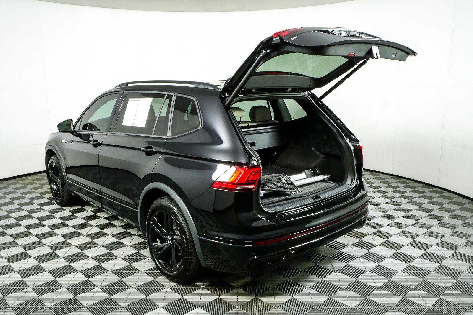 Certified 2024 Volkswagen Tiguan SE R-Line AWD/4WD image 32