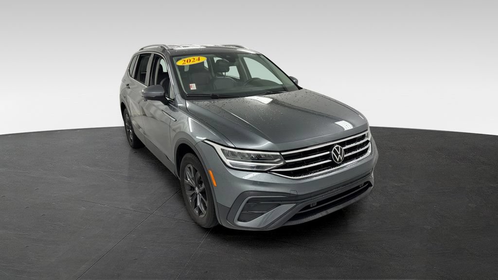 Used 2024 Volkswagen Tiguan SE AWD/4WD image 1