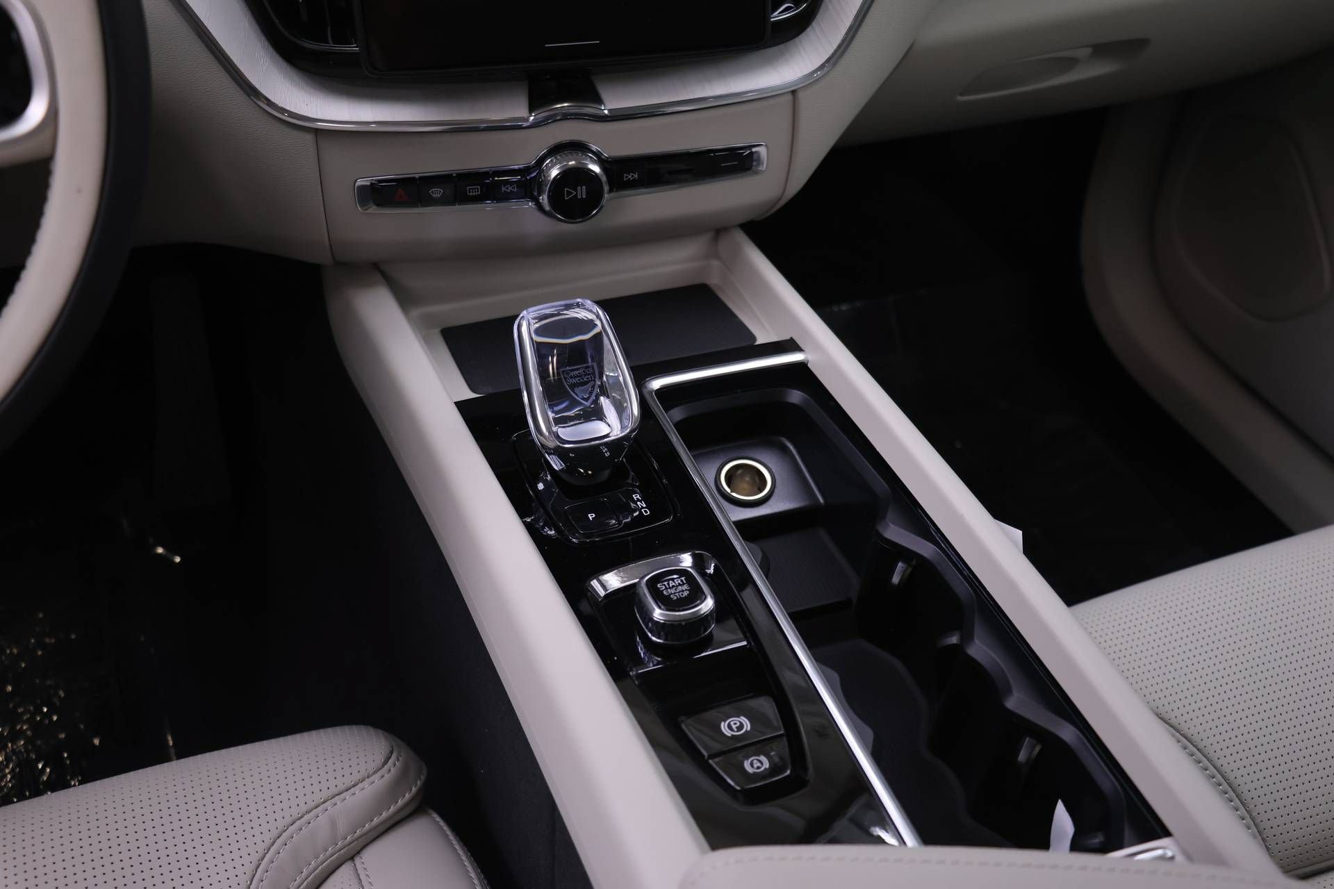 New 2026 Volvo XC60 T8 Ultra w/ Protection Package Premier AWD/4WD image 13