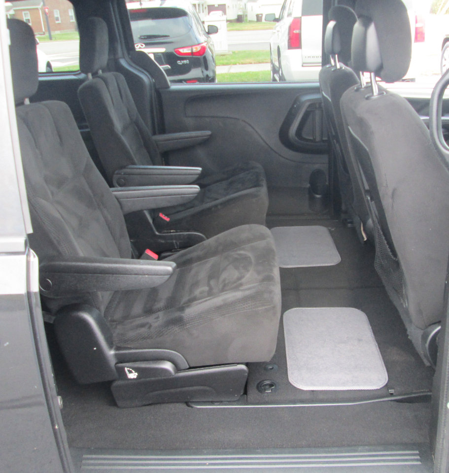 Used 2016 Dodge Grand Caravan SXT w/ UConnect Hands-Free Group image 15