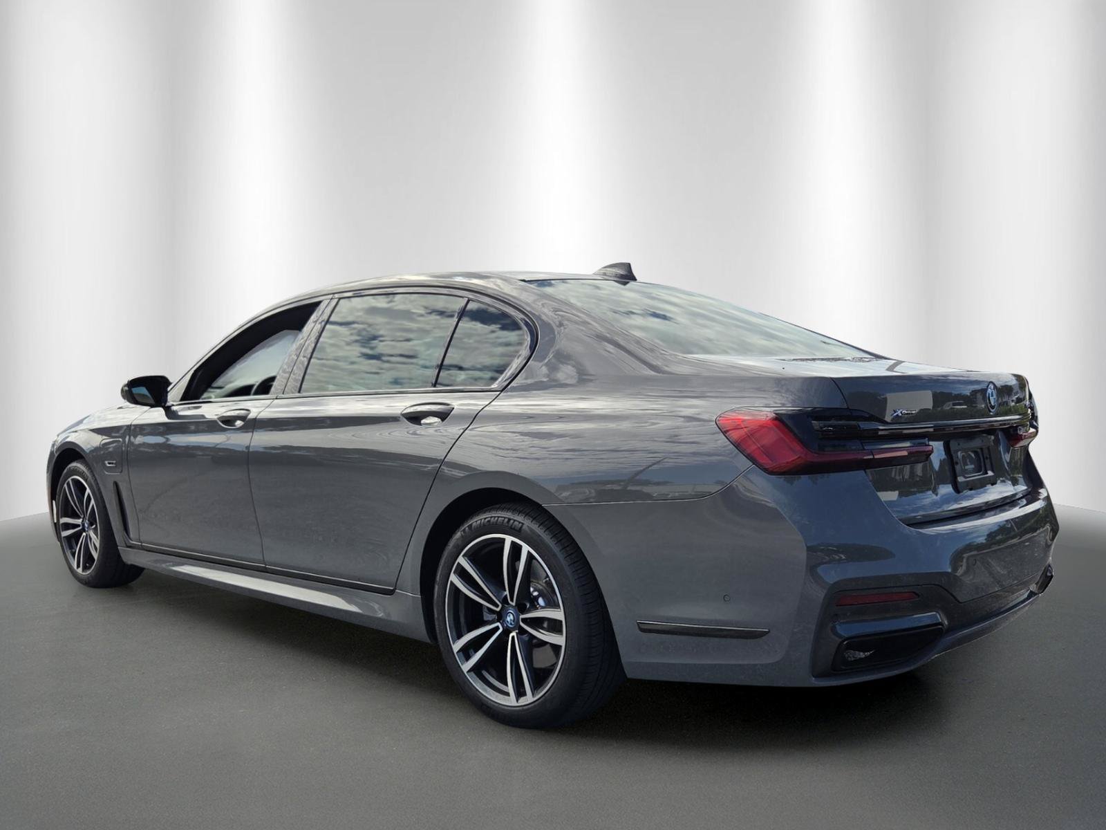 Used 2022 BMW 745e xDrive w/ M Sport Package AWD/4WD image 5