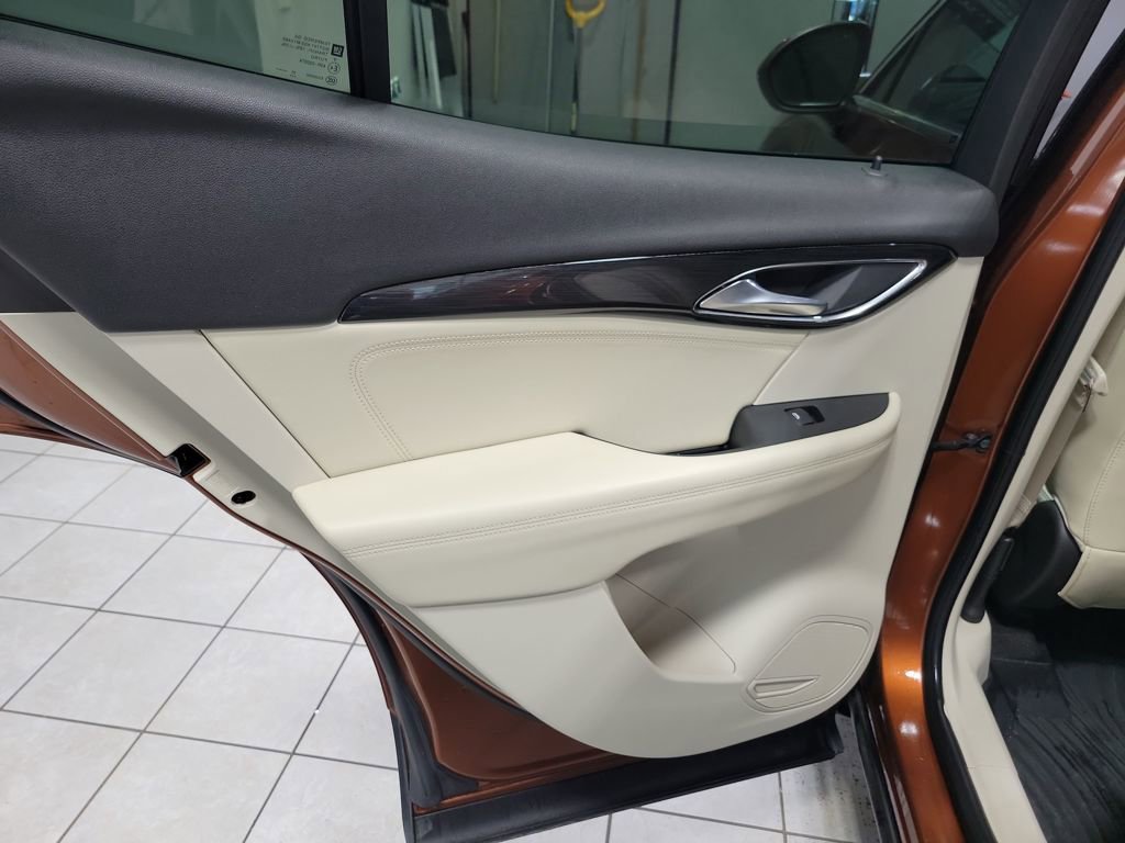 Used 2022 Buick Envision Essence w/ Safety Package image 31