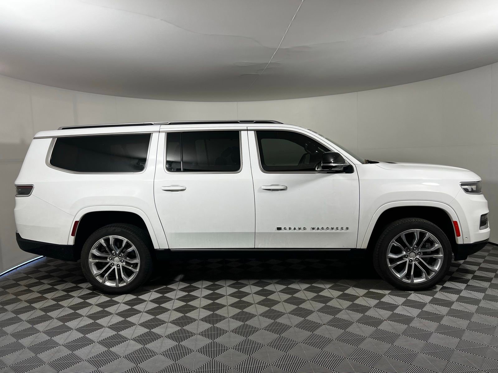 Used 2023 Jeep Grand Wagoneer L Series II w/ Premium Group II image 4