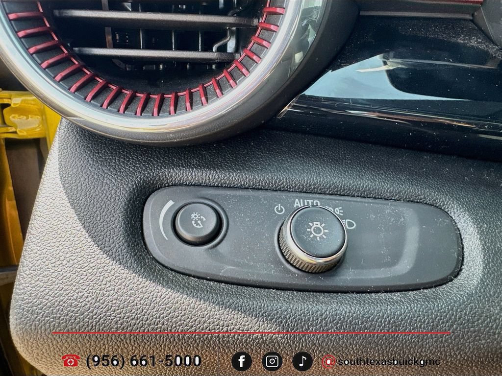 Used 2025 Chevrolet Trax RS w/ Sunroof Package FWD image 21