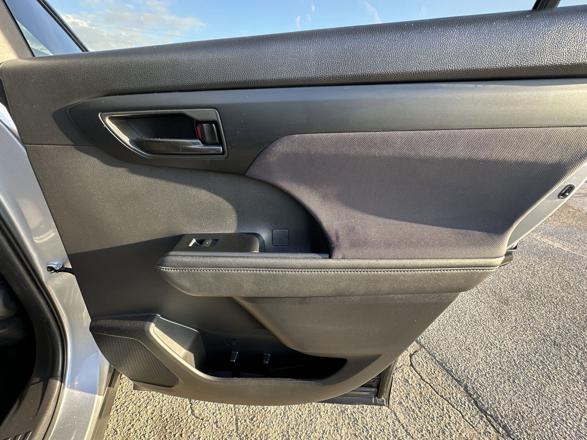 Used 2023 Toyota Highlander LE image 30