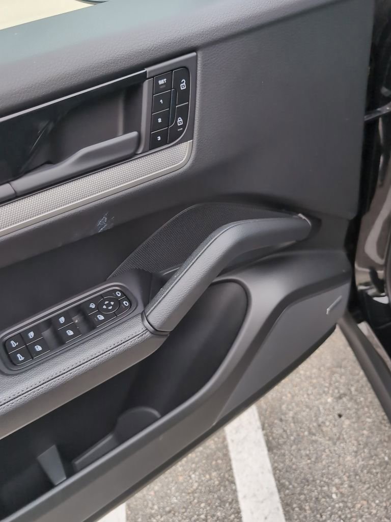 Certified 2025 Porsche Cayenne AWD/4WD image 6