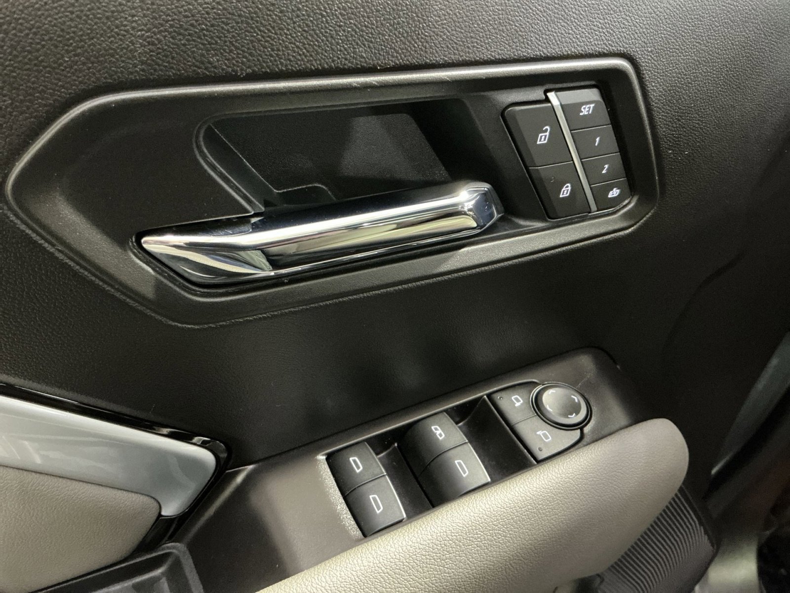 Used 2025 Chevrolet Colorado ZR2 w/ Technology Package image 23