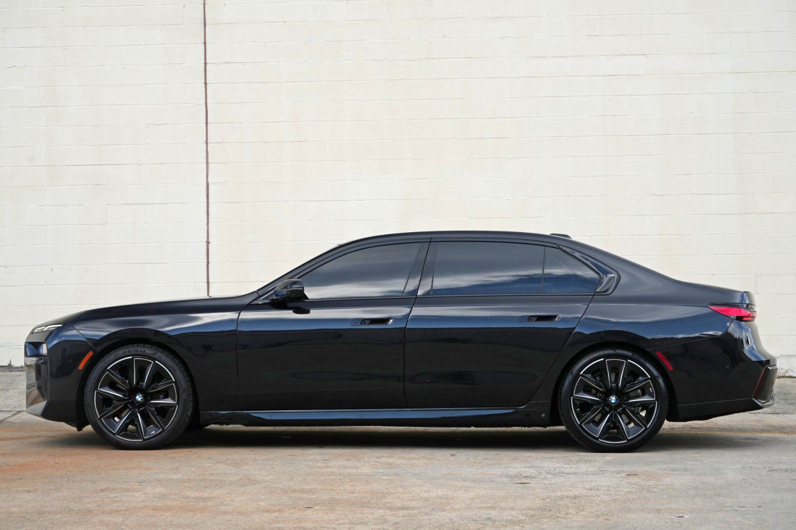 Used 2024 BMW 740i w/ Premium Package 2 RWD image 9