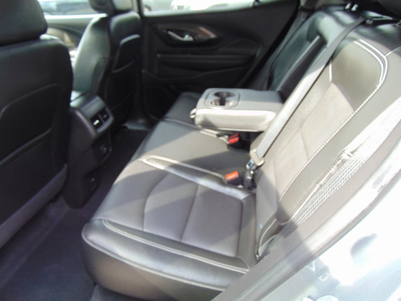 Used 2023 GMC Terrain SLT image 15