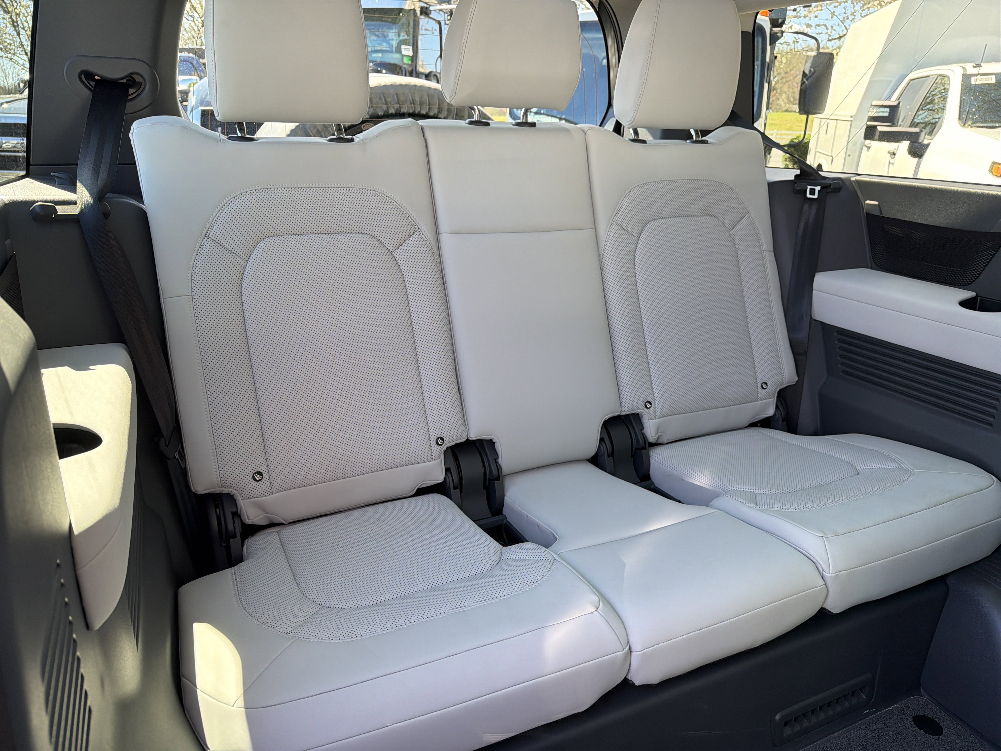 Used 2025 Land Rover Defender 130 X-Dynamic SE image 32