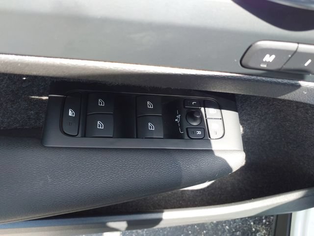 Certified 2026 Volvo XC40 B5 Plus AWD/4WD image 18