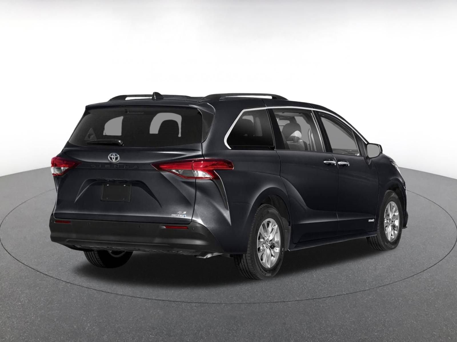 Used 2024 Toyota Sienna XLE FWD image 2