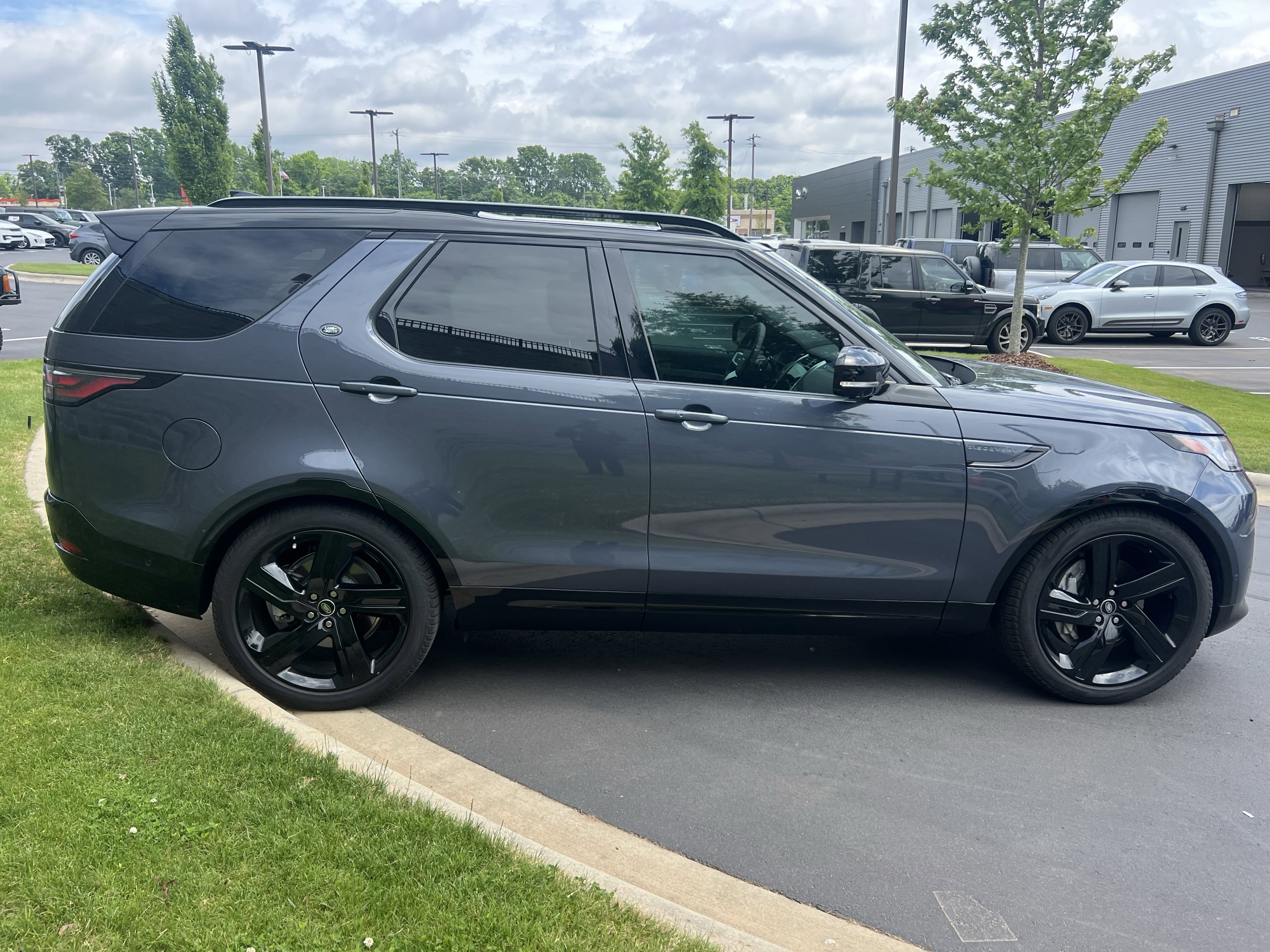 Certified 2025 Land Rover Discovery Dynamic SE AWD/4WD image 8