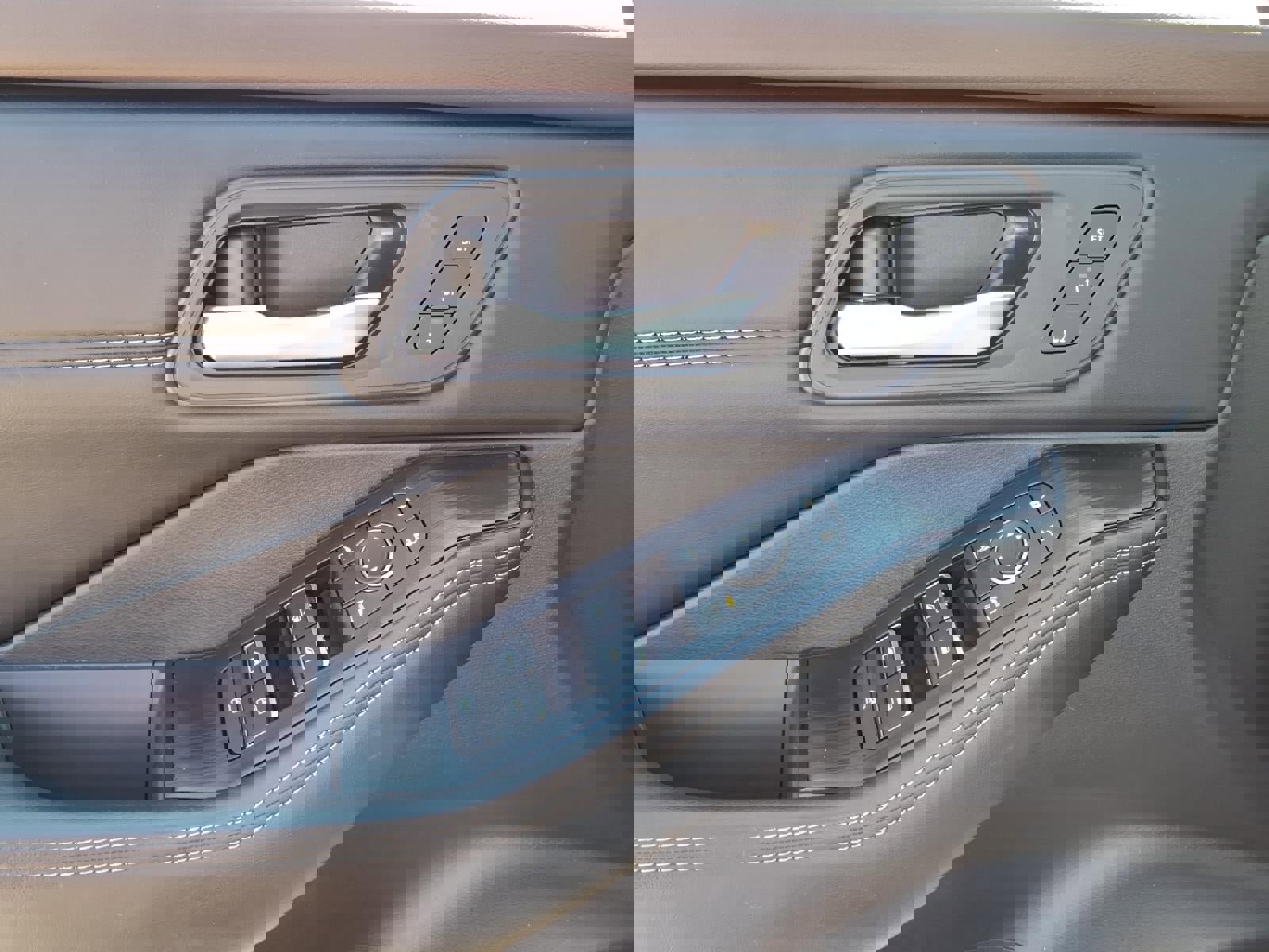 Used 2023 Nissan Rogue SV image 16