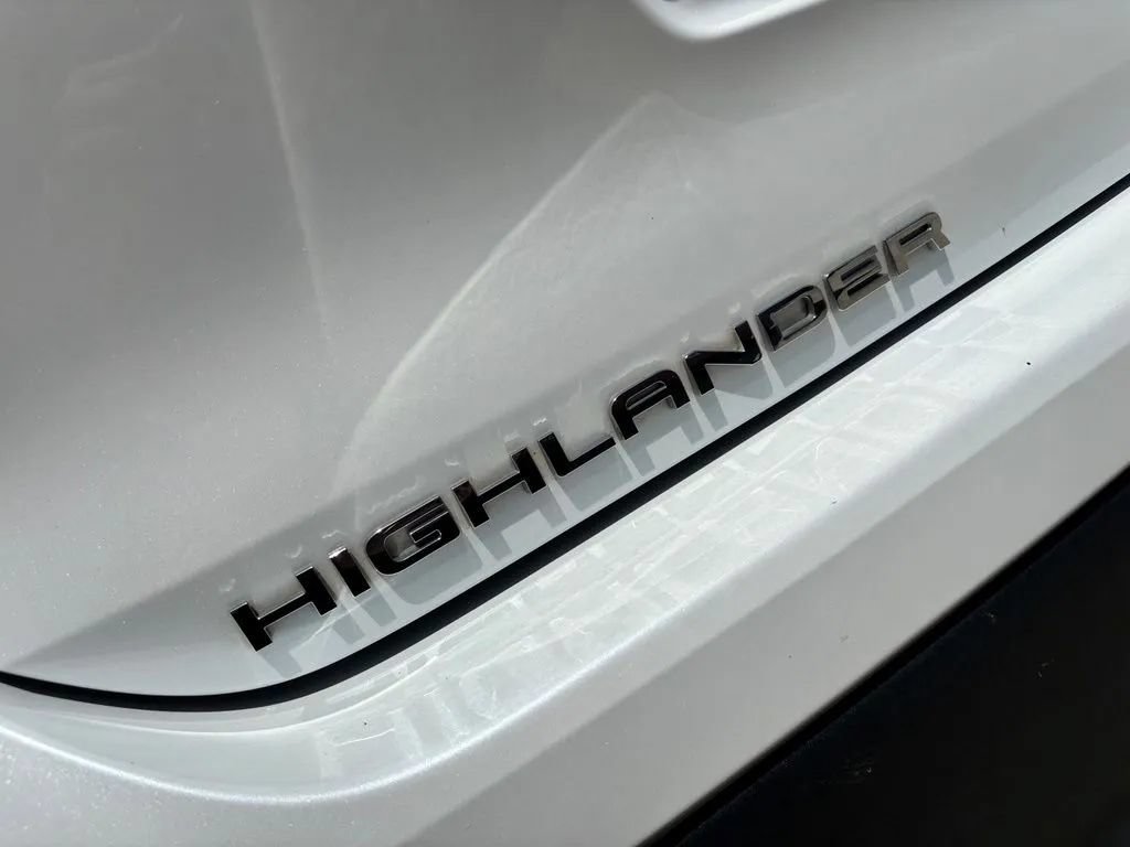 Used 2023 Toyota Highlander XLE FWD image 9