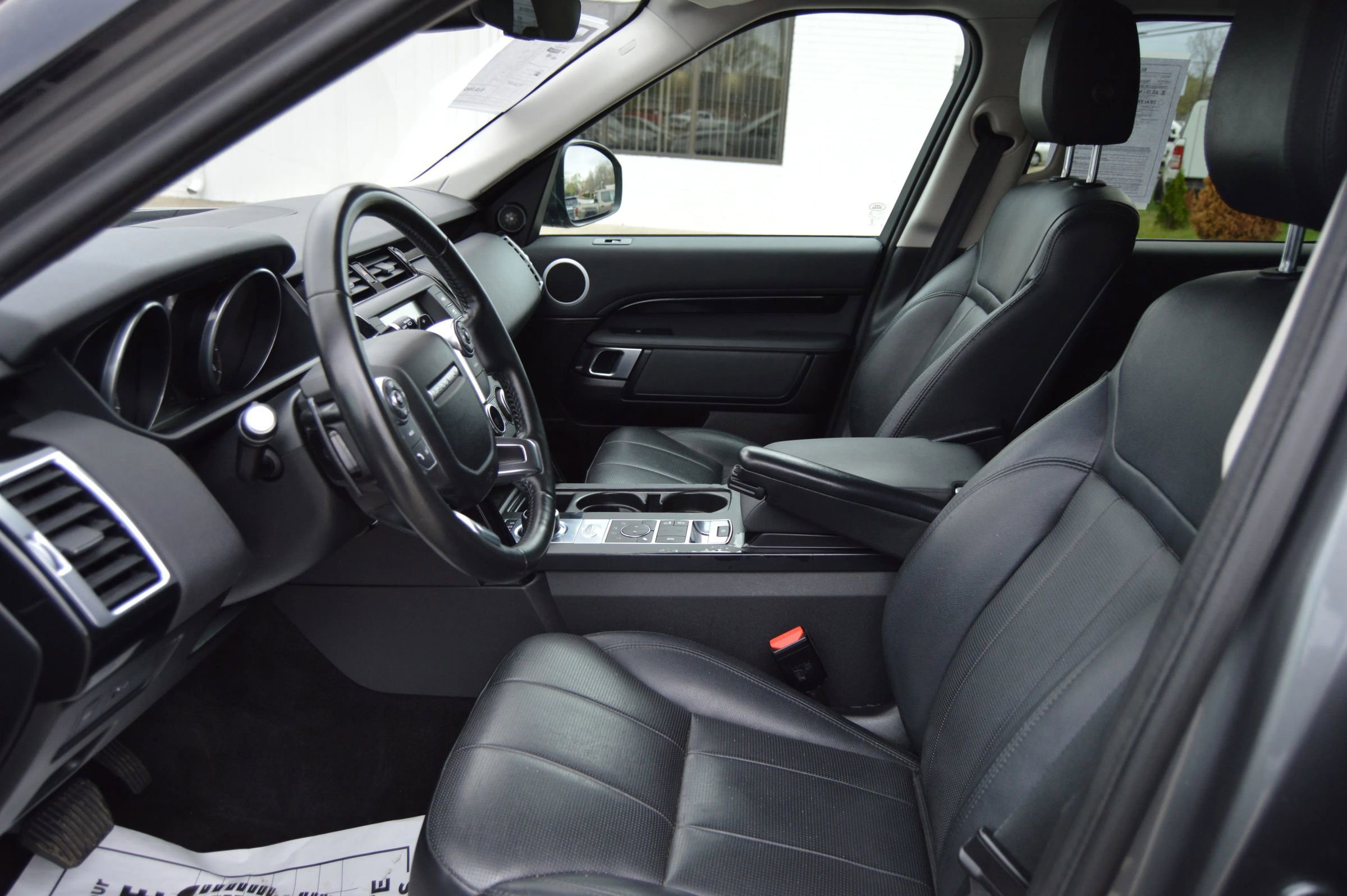 Used 2017 Land Rover Discovery SE AWD/4WD image 9