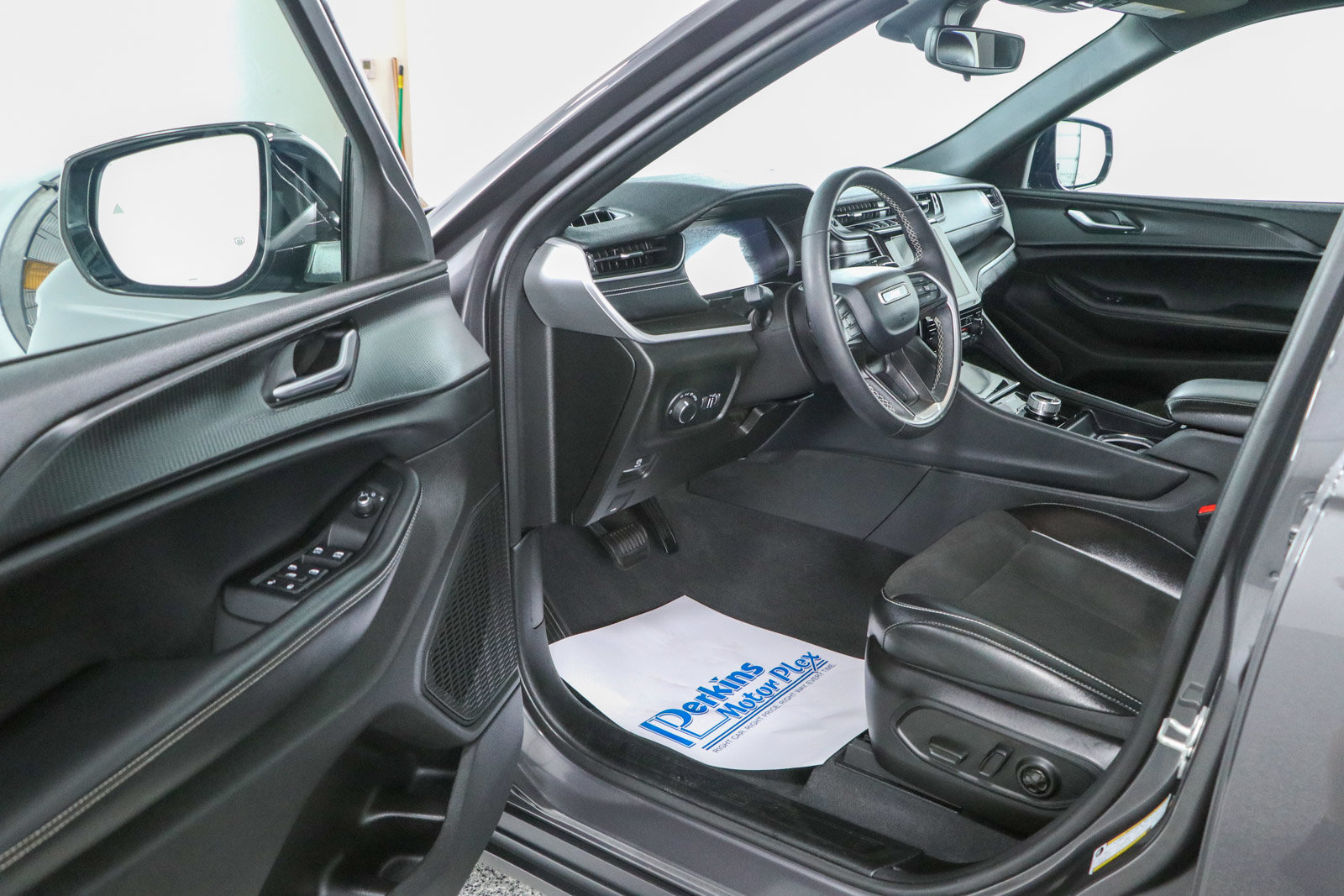 Used 2023 Jeep Grand Cherokee Altitude AWD/4WD image 3