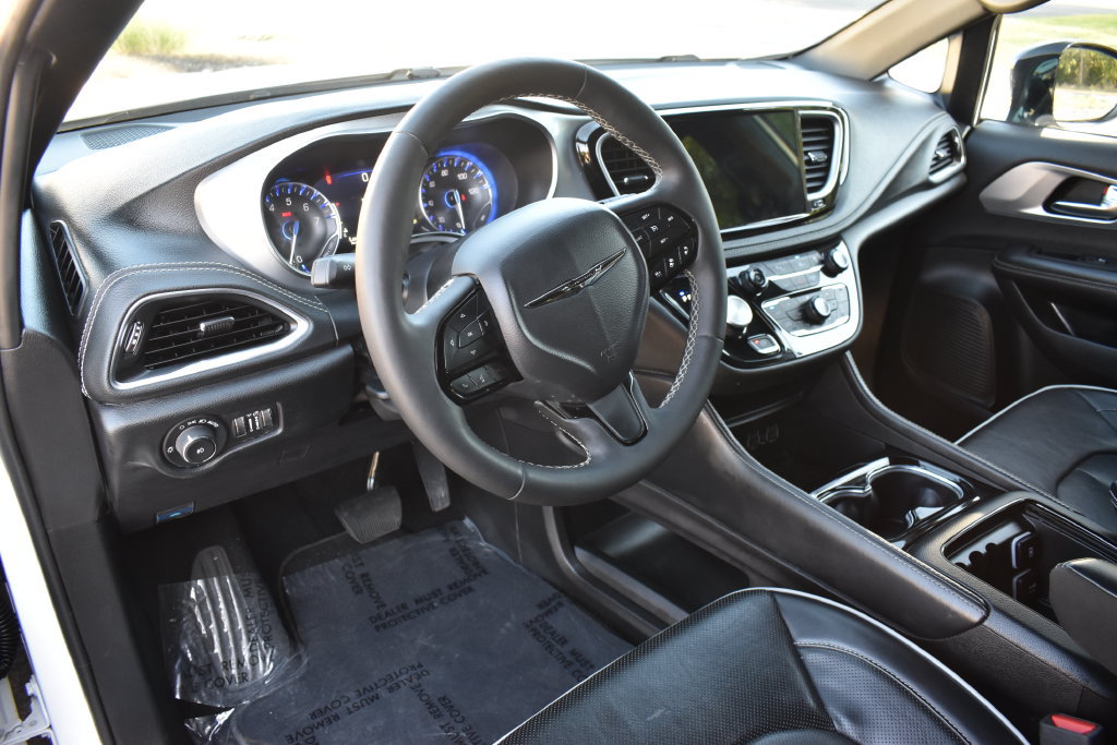 Used 2025 Chrysler Pacifica Limited FWD image 16