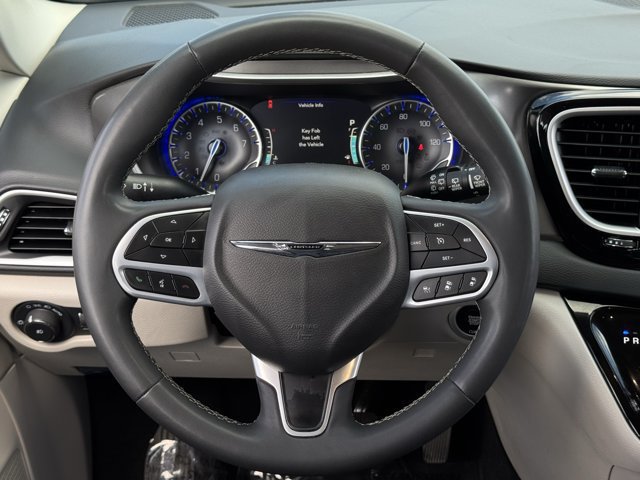 Used 2024 Chrysler Pacifica Touring-L FWD image 13